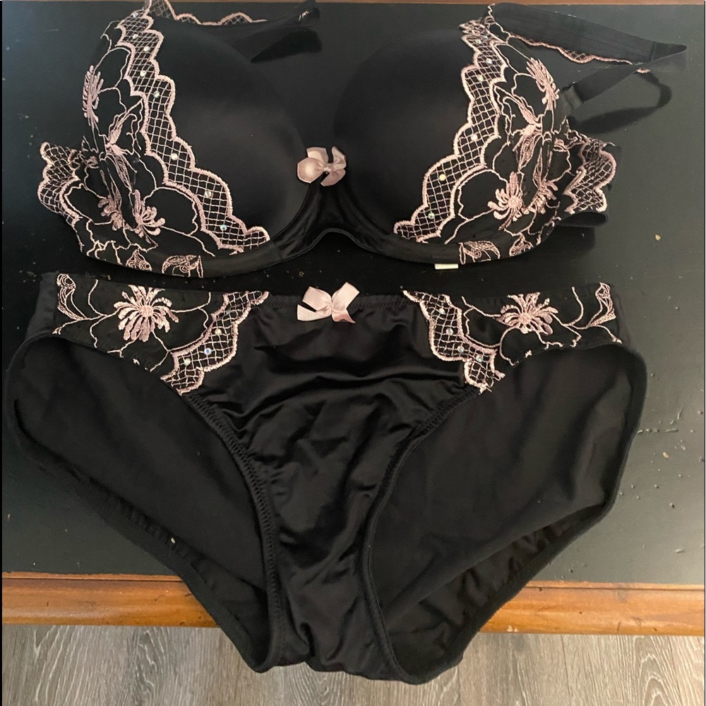 Soma black/pink bra and panty set bra size 34DD underwear are size medium . EUC